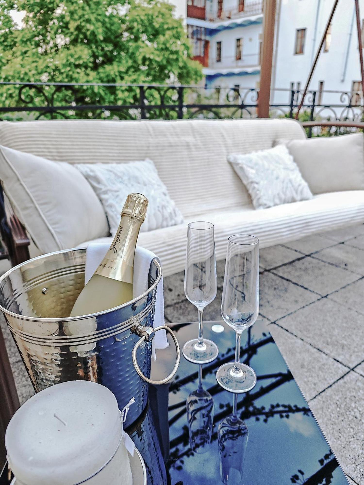 Two Bedroom Villa With Hot-Tub, Terrace And Garden, Wenceslas Square Praga Exterior foto