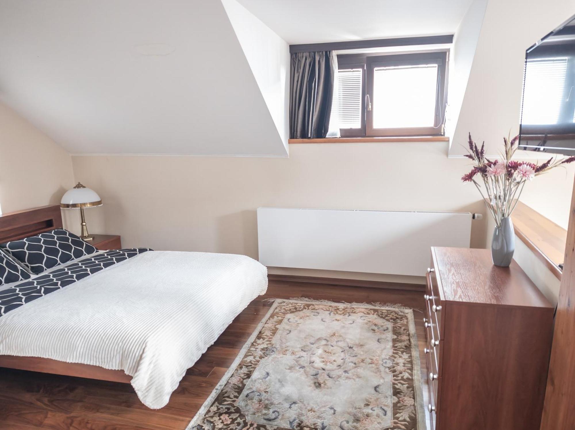 Two Bedroom Villa With Hot-Tub, Terrace And Garden, Wenceslas Square Praga Exterior foto