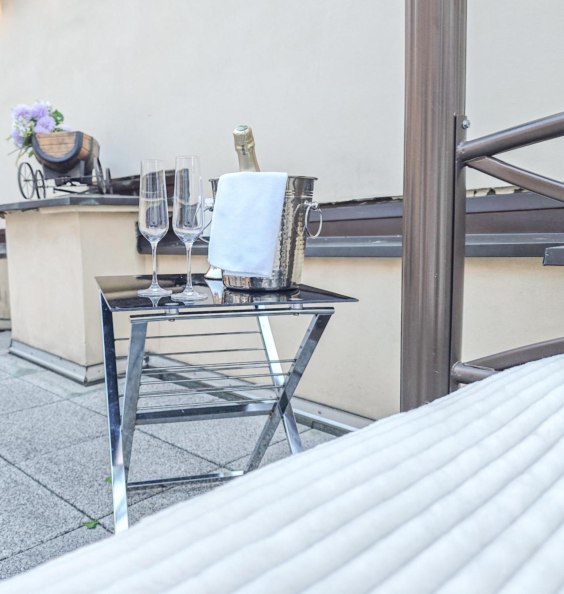 Two Bedroom Villa With Hot-Tub, Terrace And Garden, Wenceslas Square Praga Exterior foto